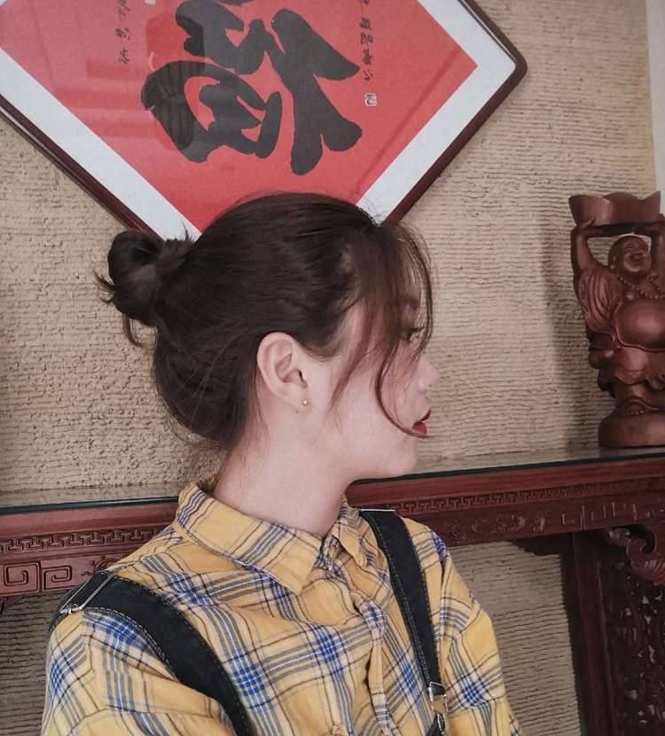 aaaliy-河北省·石家庄市·长安区-*** 抖音-身高170cm，体重62kg。擅长彩妆 喜欢拍照 p图 剪视频，可出高质量图片，剪辑简单vlog，彩妆教程视频，开箱测评，种草笔记。接网拍，买家秀。（彩妆护肤 穿搭服饰 美瞳等）性格大方，感谢合作。