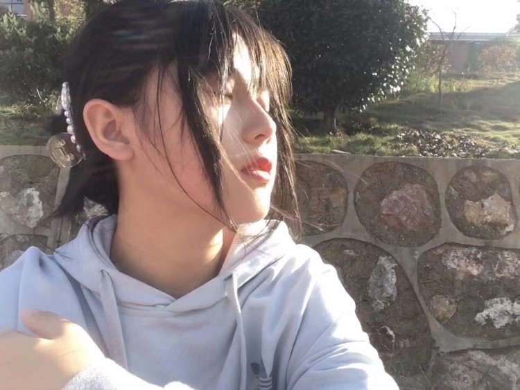 小熙xxx.-湖南省·衡阳市·耒阳市--身高160㎝ 体重 44㎏ 特长美术 声乐 兴趣爱好摄影 想接种草,买家秀,网拍这些单 抖音xkke512 快手xkke0512