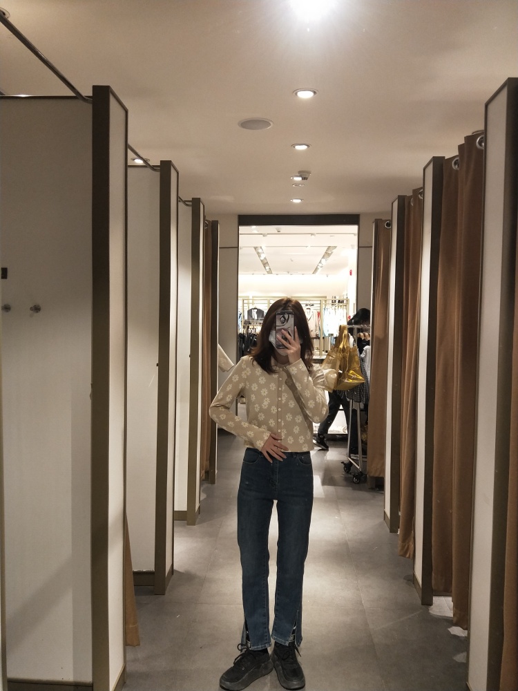 楠~-河北省·保定市·高阳县-***-新手小白
热爱拍照，喜欢穿搭拍，寄拍，送拍都可以！想要学习入门！