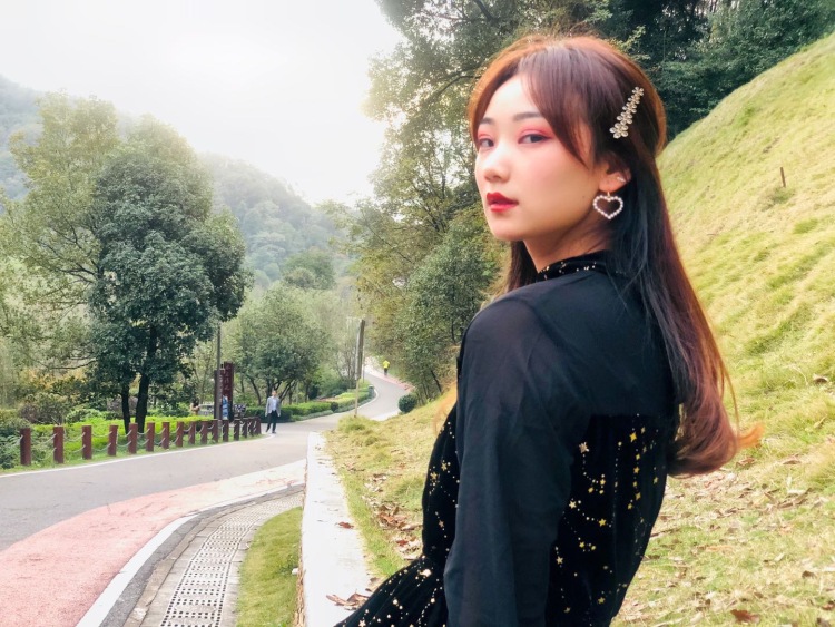 🧸ྀི Shona-湖南省·长沙市·岳麓区-***,抖音-我呢,21岁美少女,现在正在学习如何做模特,爵士舞蹈,待业中,希望能通过自己的努力达到月入过万,寄拍送拍等等都可以找我,我都可!