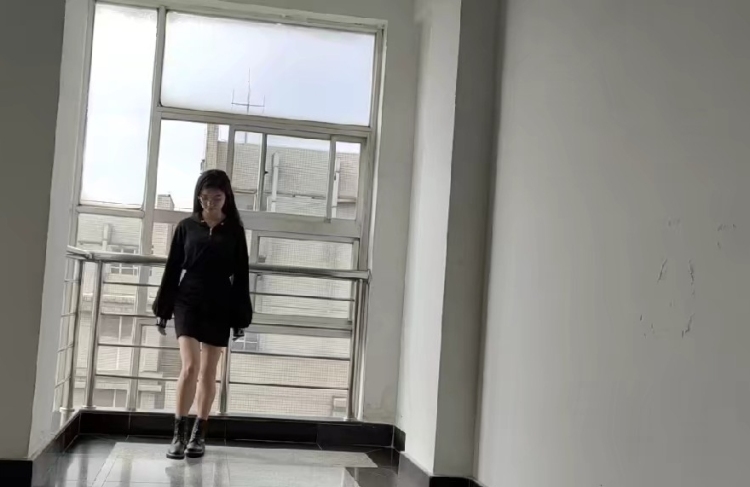 意如-江苏省·淮安市·淮安区--会爵士，做过T台模特，正在做网拍模特，可以接一些网拍寄拍的单。非诚勿扰，感谢支持。