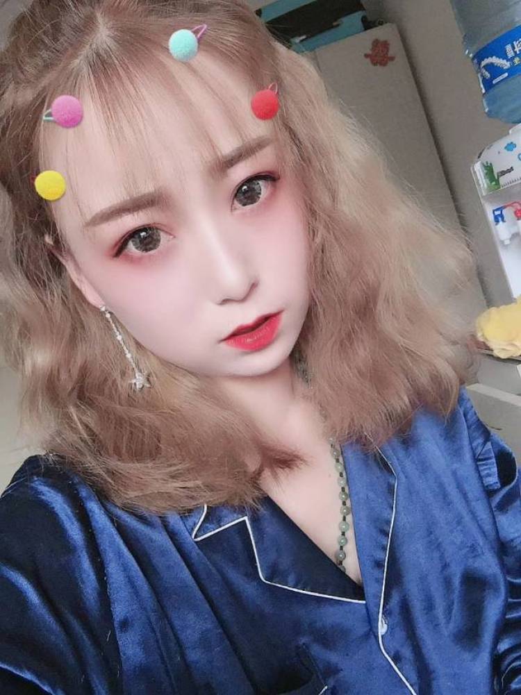 Qiqi🐹 -甘肃省·兰州市·七里河区-抖音-本人25 喜欢拍照 p图 唱歌身高160 体重95(还在减肥中)有空闲时间 各位金主爸爸看看我哟