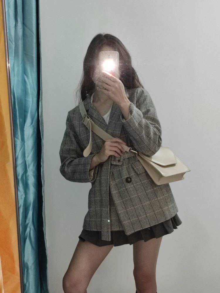 我-广西壮族自治区·桂林市·荔浦市-抖音，***，头条，微博，B站-会一点点p图，喜欢化妆拍照修图，喜欢打卡网红店铺，风格不限本人喜欢尝试不同风格。（一下照片都原相机无p图）
