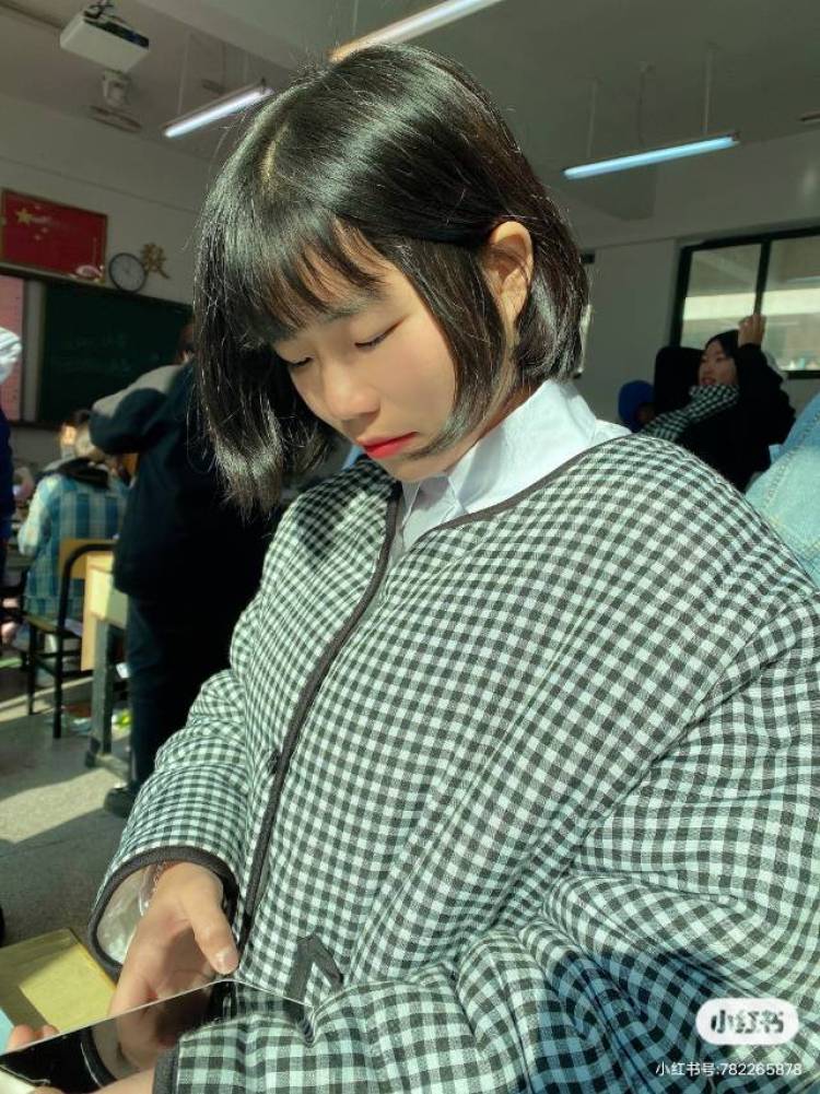 奈一-江西省·赣州市·兴国县-快手-在网上看到那么多网红视频,我也觉得我有些优点,我可以做买家秀和开箱视频,还有测评衣服都是我的优点。