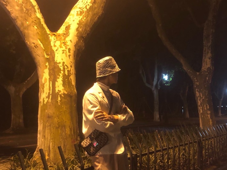 DinrintSeriun-浙江省·杭州市·西湖区-抖音：Murden-身高188体重145 平时比较喜欢拍照视频 也爱玩短视频 希望大家能多多关照