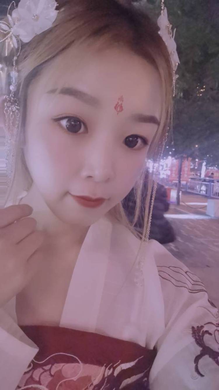 Estelle-山西省·大同市·平城区-抖音、微博、***、快手-我是一名幼师,唱歌跳舞都可
喜欢拍些小视频发在抖音、快手上
汉服控,也喜欢穿搭