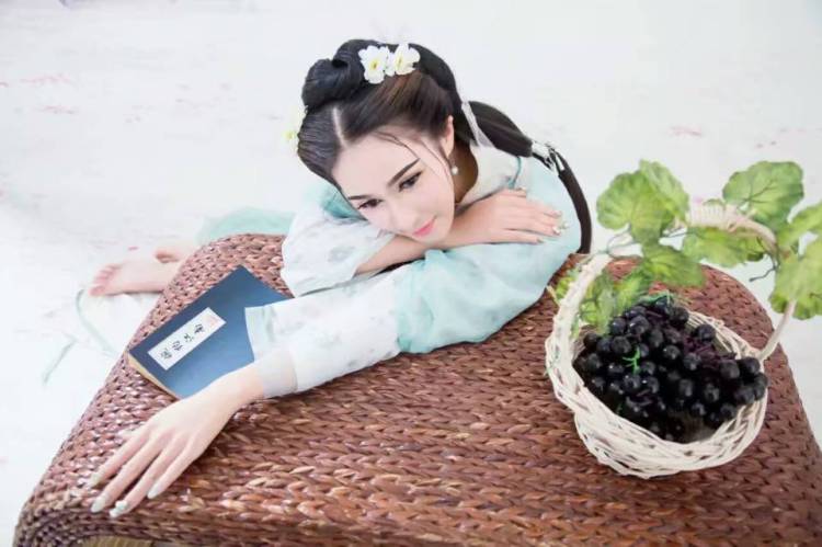 朱朱-江苏省·南京市·建邺区-抖音，***，快手等 -本人是美术生长期兼职淘宝平模试妆模特
因为本人家族血统原因所以长相偏混血异域
五官非常立体长相纯天然什么都没有动过
眼睛是五官最好看的部位，睫毛很长
个人觉得侧脸比较好看
因为最近长胖的原因也可接大码