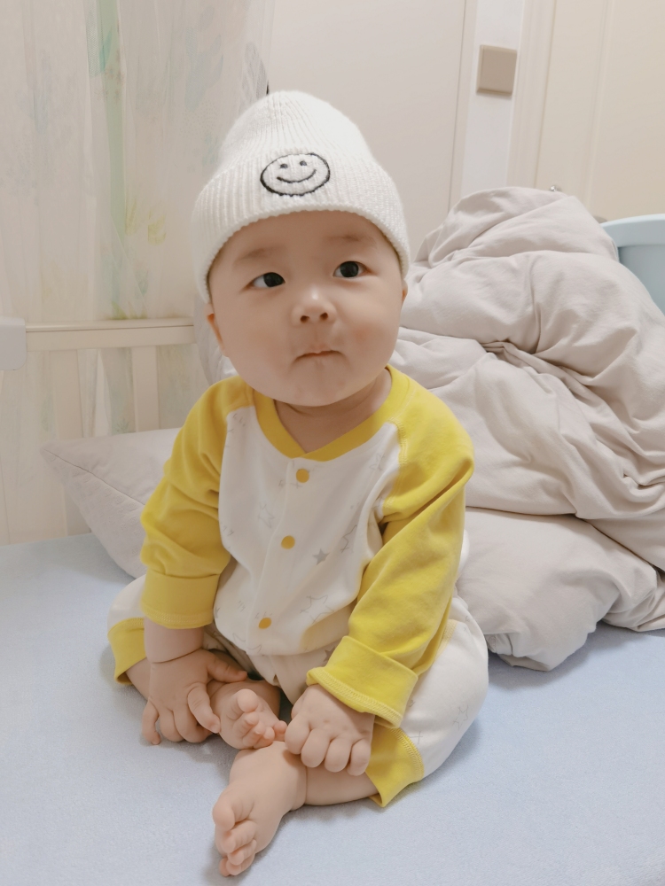 ZI💋-广东省·广州市·白云区-***，微博-可按照卖家要求布置场景，可接婴儿服买家秀，寄拍，详情页
80码，脚长10.5，身高69cm，体重19.5，7个半月