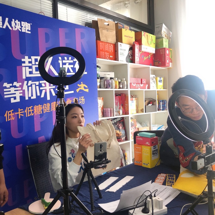 大娱-Jenny-江苏省·南京市·秦淮区-抖音、微博、***-大娱新媒体项目经理
6年经验车展商演活动主持人
品牌合作主播
有大量高端品质品牌资源可做品牌联动,网红大v资源
求品牌合作'~ 联系