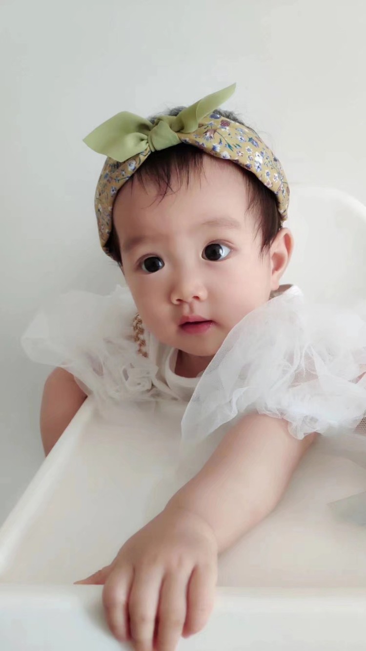 柚柚-湖北省·武汉市·武昌区-***，抖音 微博-萌娃长的很可爱，可接帽子、头饰、服装袜子母婴类的产品。爸爸学过摄影懂拍照。