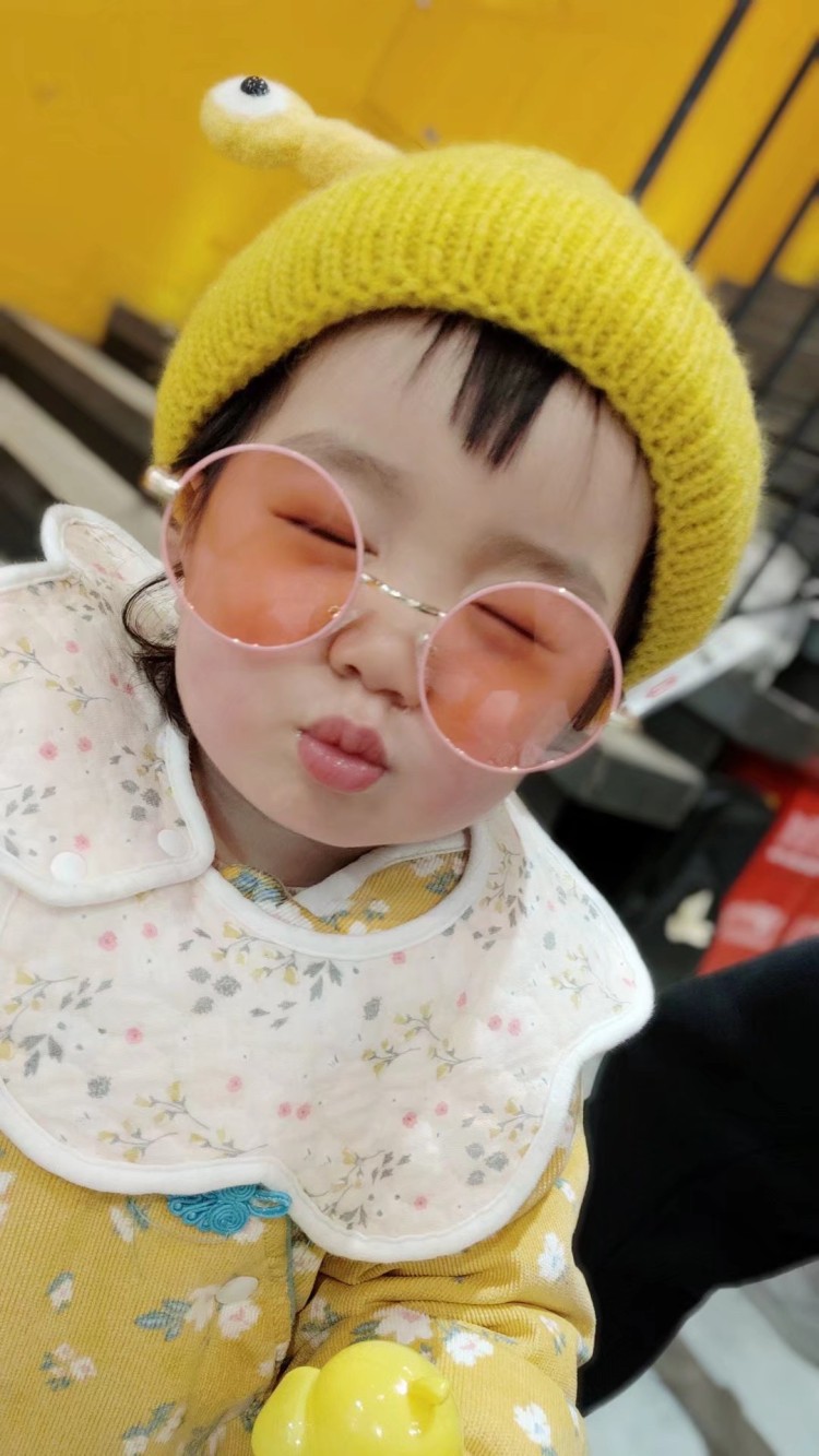 柚柚-湖北省·武汉市·武昌区-***,抖音 微博-萌娃长的很可爱,可接帽子、头饰、服装袜子母婴类的产品。爸爸学过摄影懂拍照。