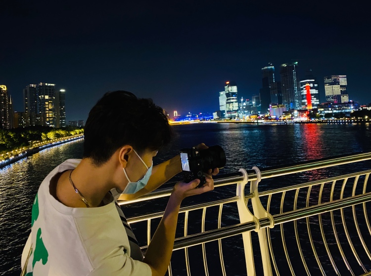 余文乐-广东省·广州市·天河区--在校大学生 爱好：游戏 篮球 特长：美术 设计 需要找摄影师拍拍照片 视频 可以尝试多种风格