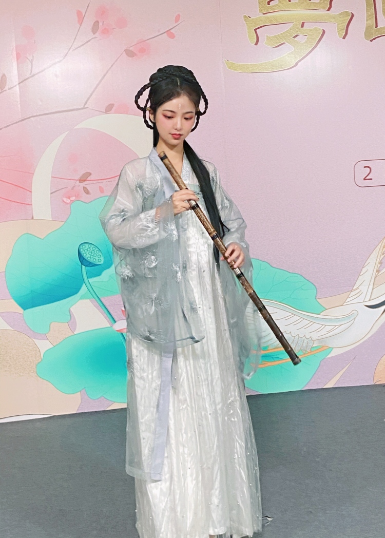 墨鱼-广东省·深圳市·南山区--随缘接单,164-45kg,擅长文案和拍照。买家秀、化妆品、汉服都可。