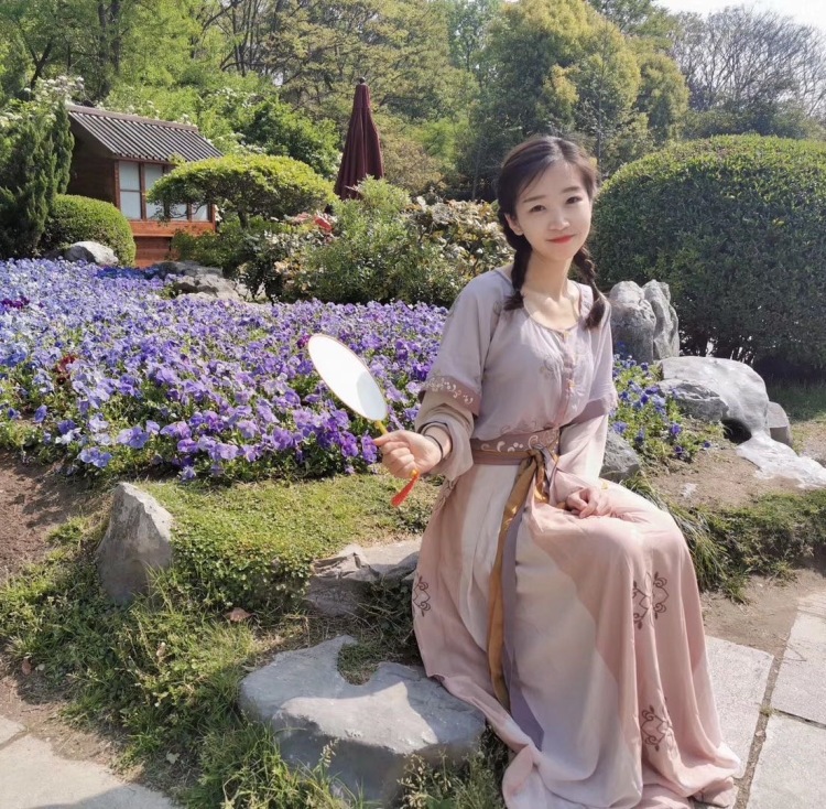我趴在云边-山东省·聊城市·冠县-抖音-身高168体重48公斤,性格随和,喜欢画画,拍照,读书,请联系我吧~