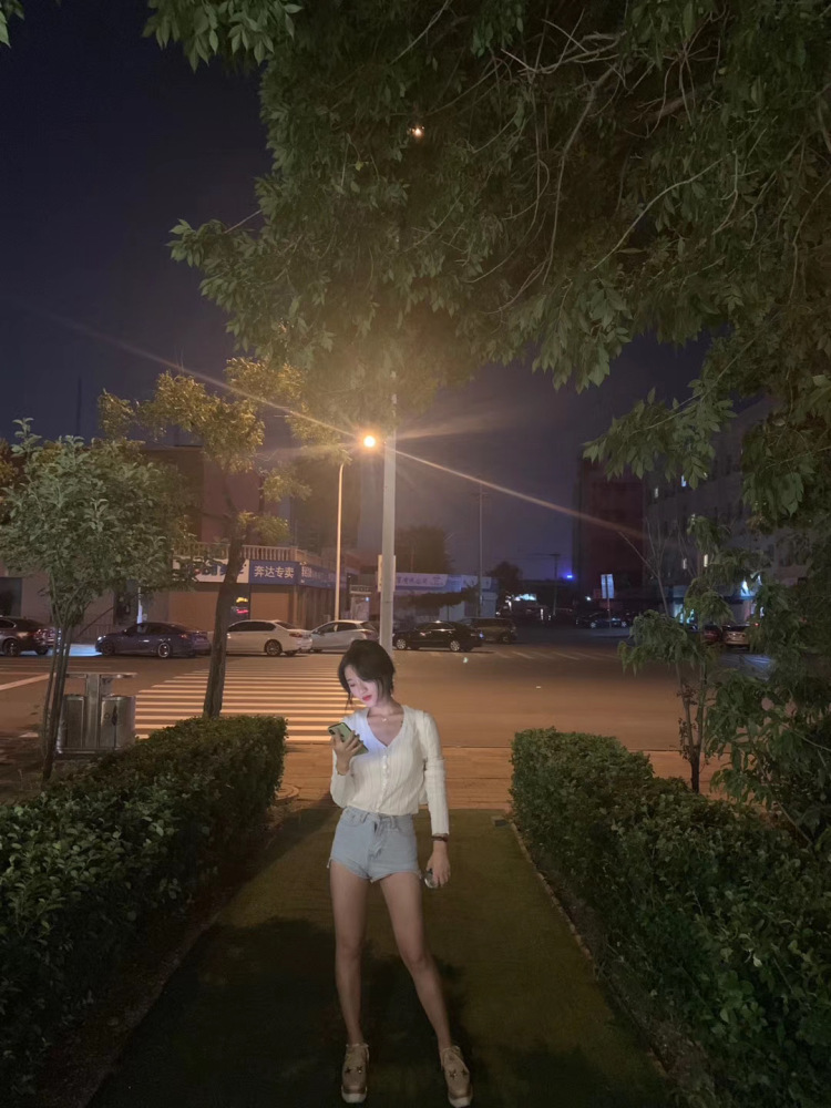A-黑龙江省·哈尔滨市·道里区--本人擅长接单服饰、美妆、视频测评。希望可以长期合作。一直有一个模特梦。不能圆大梦可圆小梦。需要的商家可以看过来。