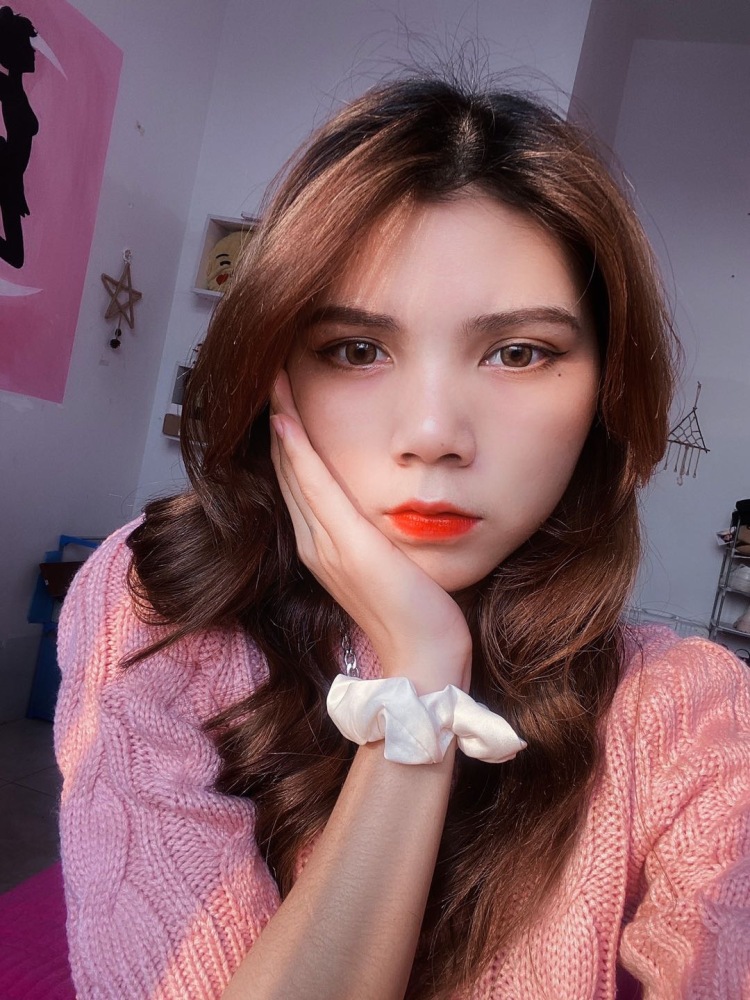 Qiu蜜_-广西壮族自治区·崇左市·扶绥县--本人在校大二,在找副业,平时喜欢拍拍照,个人要求寄拍,身高160,体重82。