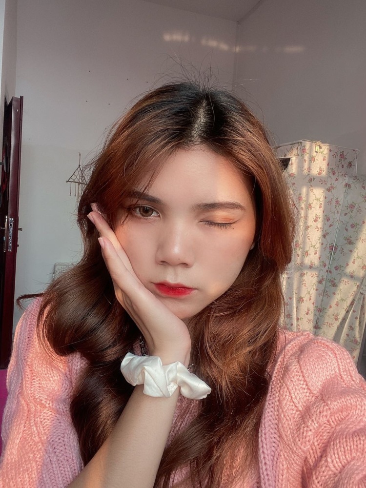 Qiu蜜_-广西壮族自治区·崇左市·扶绥县--本人在校大二,在找副业,平时喜欢拍拍照,个人要求寄拍,身高160,体重82。