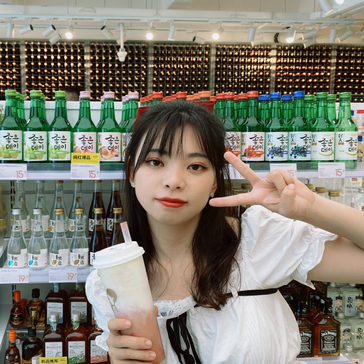 暴躁的小陈同学-四川省·成都市·郫都区-抖音 微博-喜欢摄影、摆拍及修图，可以接买家秀还有开箱测评，风格也可多样
年龄：21
身高：162
体重：45kg