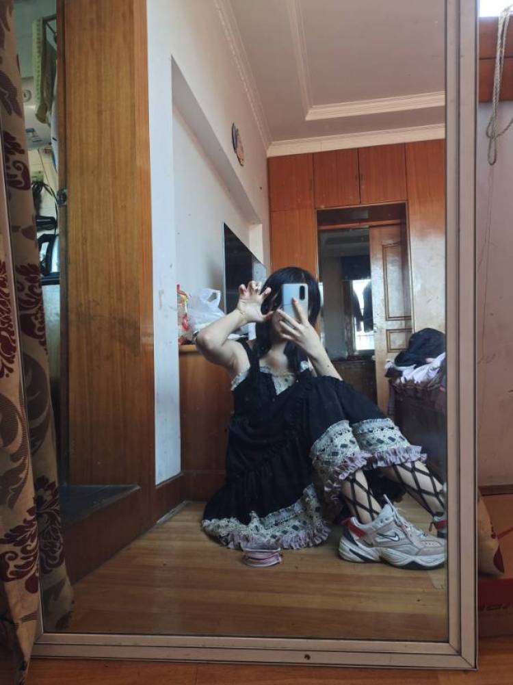 湫-江苏省·苏州市·昆山市--学过舞蹈，身高165，体重95什么风格都可以会化妆会p图会拍照在家可长期什么衣服都可以拍