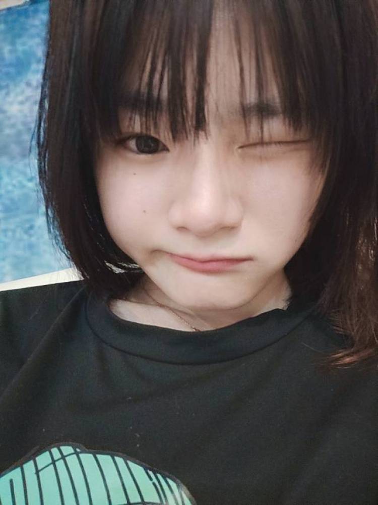 🌸-广东省·惠州市·惠东县--本人一米六一体重一百会穿搭，可接单晒单接美瞳买家秀，颜值还行会p图