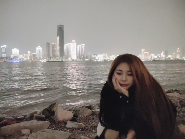 雨晨心-江苏省·泰州市·海陵区-美拍微博-身高155,体重46公斤
喜欢拍照,化妆,平时拍拍vlog
御姐,个性,偶尔卡哇伊
喜欢买各种化妆品,衣服
接买家秀,开箱视频,好物种草