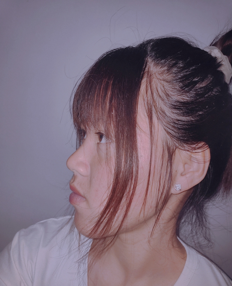 锦鲤少女-广东省·佛山市·高明区-快手-会基本的画妆和p图,接美瞳、首饰拍摄。有戴美瞳的经验。第一张图是没有画妆,纯素颜。第二张是画妆后。