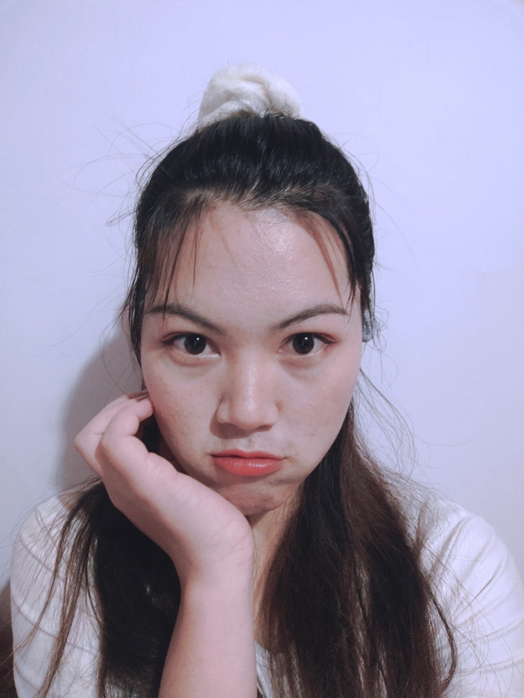 锦鲤少女-广东省·佛山市·高明区-快手-会基本的画妆和p图,接美瞳、首饰拍摄。有戴美瞳的经验。第一张图是没有画妆,纯素颜。第二张是画妆后。