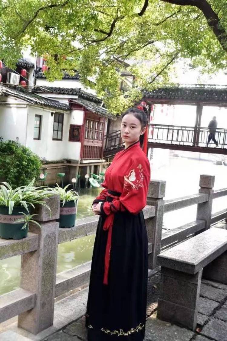 咪子-上海市·上海市·松江区-无-身高150，体重90
可接种草是用寄拍等
可以长期也可以短期
普通话比较好，活泼外向的一个女孩子