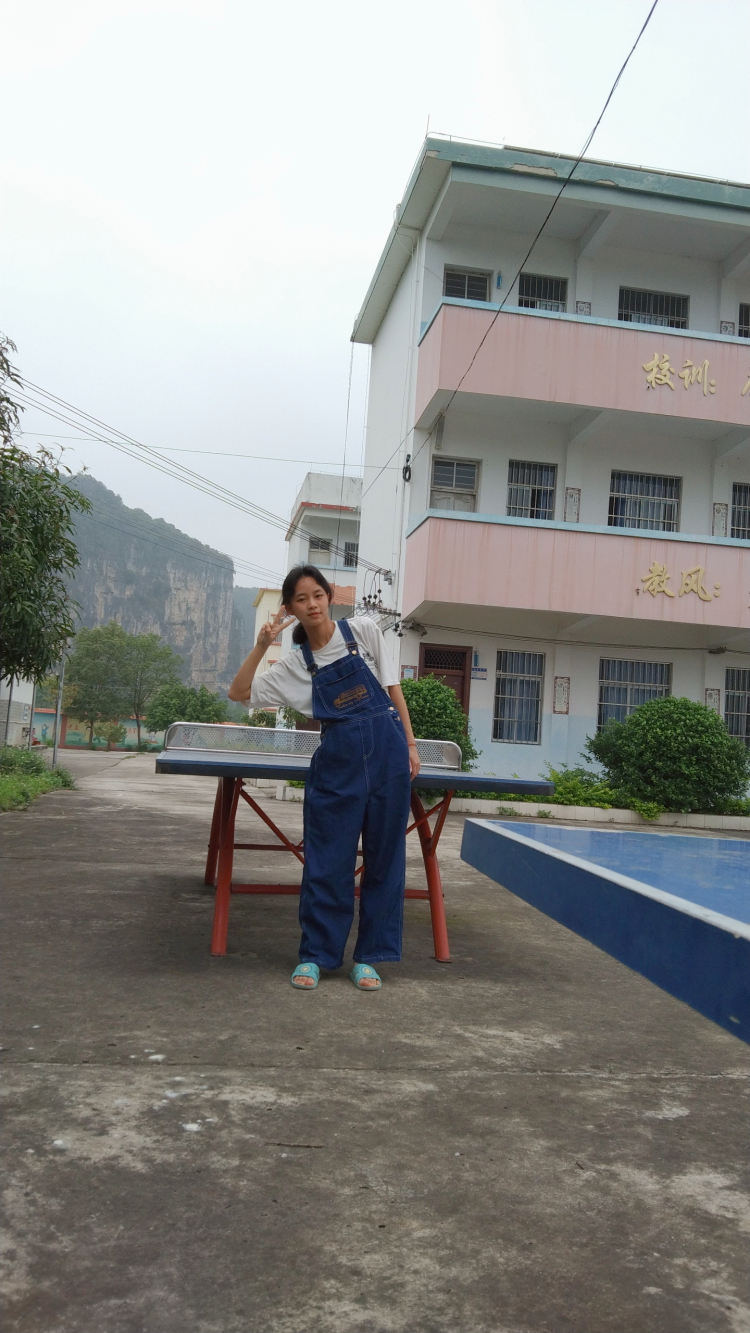 伶伶🐷-广西壮族自治区·南宁市·上林县-快手-本人是学生16岁想自己赚点钱来买衣服鞋子之类…不想再花父母的钱了~我平常喜欢拍照身高160cm.