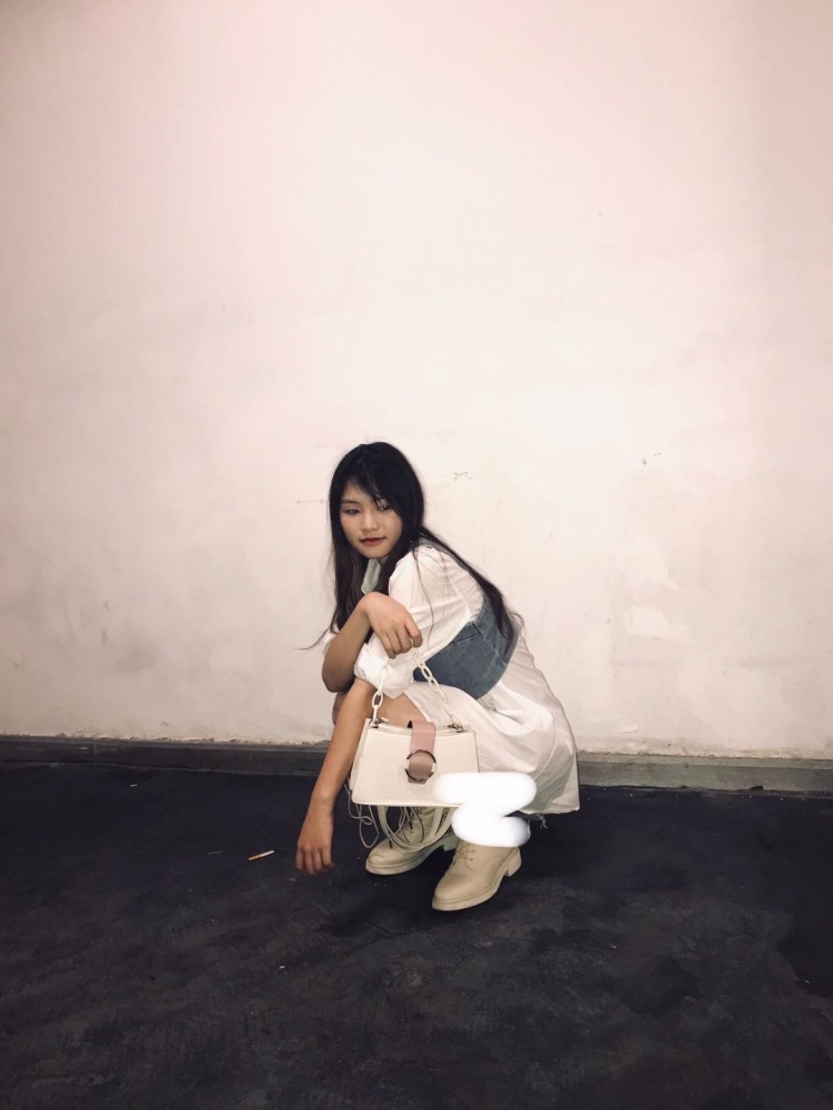 小羊羔-广东省·惠州市·惠城区--喜欢唱歌拍照玩,接衣服包包鞋子,穿搭类型比较多,喜欢搭配各种款式衣服
