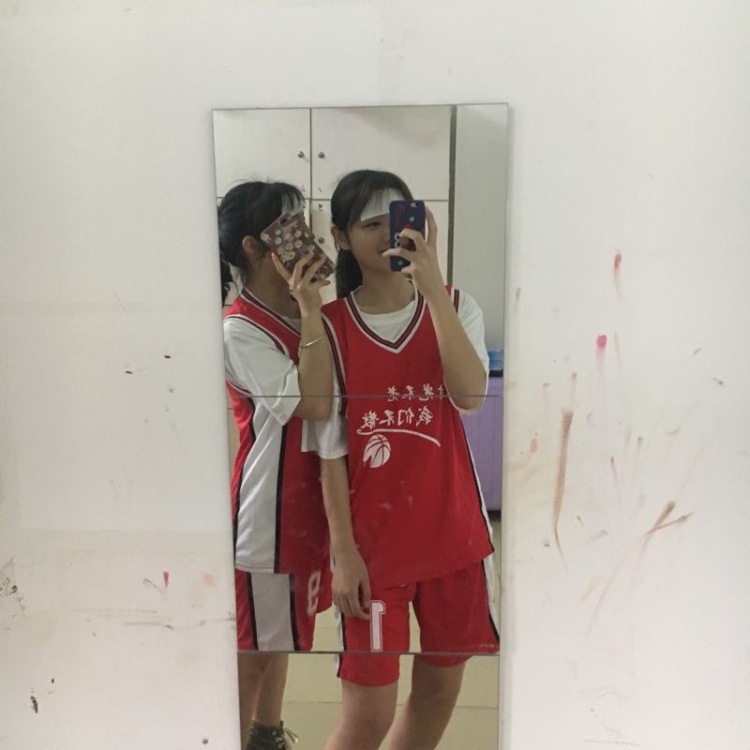 小羊羔-广东省·惠州市·惠城区--喜欢唱歌拍照玩,接衣服包包鞋子,穿搭类型比较多,喜欢搭配各种款式衣服