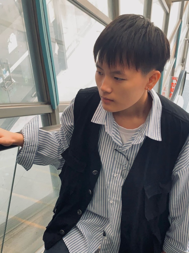 宾凤铭-广东省·佛山市·南海区-抖音/***-平时喜欢中性风,接寄拍!开箱测评也接!! 喜欢的话可以来找我