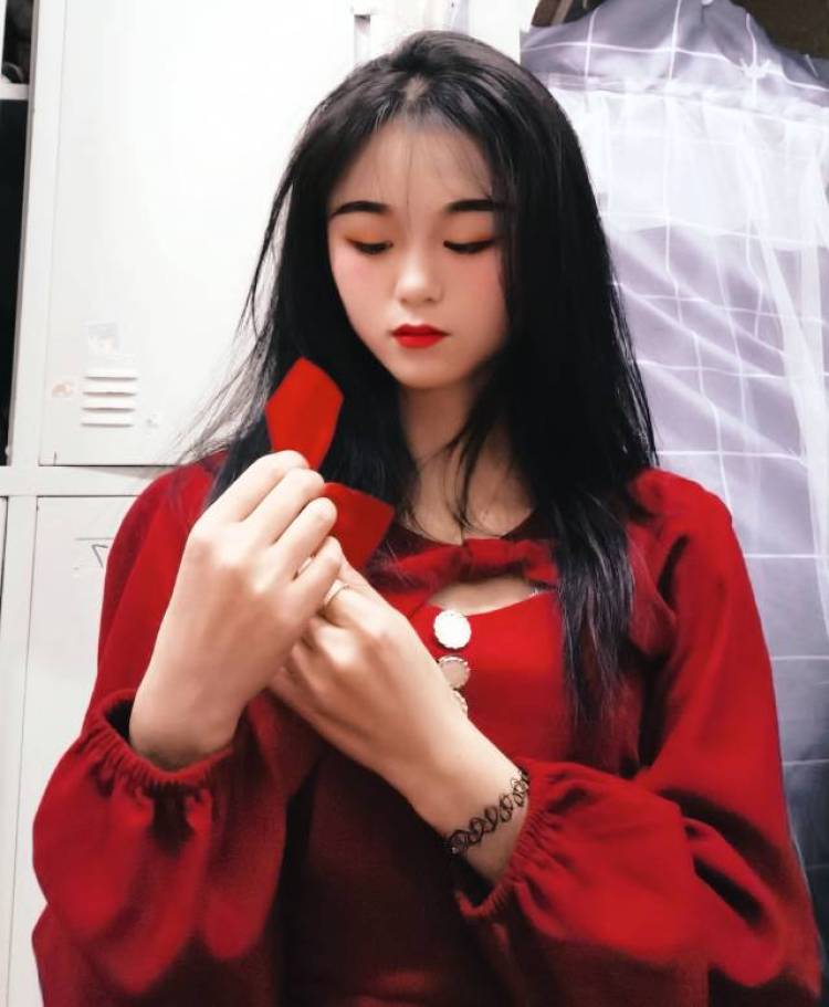 嗷呜嗷呜---贵州省·贵阳市·清镇市-快手 抖音-有简单的影棚和摄影师,还有专门的文案编辑,自己出片可以同时负责后期,出图快且专业,是学广告摄影专业的,可以接测评,视频制作,买家秀卖家秀,商品图等等