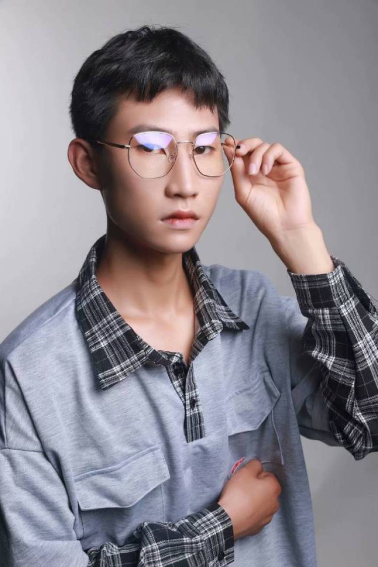 ԅ๑௰过往ღง-广东省·中山市·南朗镇--长的丑,
身材偏瘦,超级吃货,怎么吃都不胖
身高172,喜欢跑步
体重106,喜欢听歌,
新人试试看会不会搞