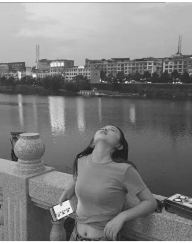 东隅-湖南省·邵阳市·隆回县-抖音-职业是自由职业哦，可接买家秀 ,网拍 ,平时穿衣风格多样化, 热爱拍照 ,时间充裕
