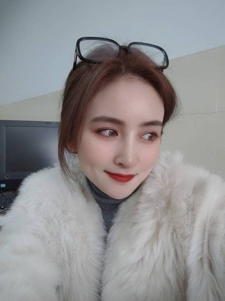 兔兔-江苏省·镇江市·丹阳市--买家秀,对镜自拍,美瞳,化妆品,饰品,包包,鞋子等女孩爱用的产品,也想接一些探店打卡,喜欢拍照,会p图