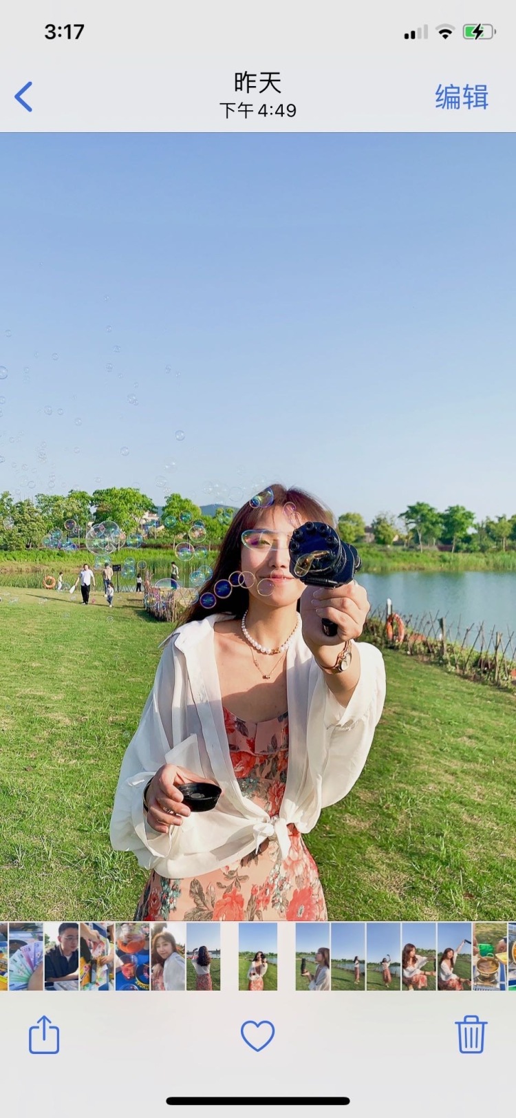 小蓝的好玩攻略-江苏省·南京市·秦淮区--穿搭。野餐游玩 碎花裙➕白色防晒衣➕高跟凉鞋
修身的吊带碎花裙鲜艳夸张 白色和周围的绿色中和了一部分，相得益彰。