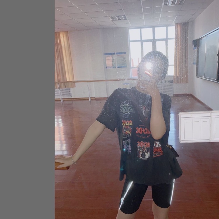Yyyyyy-陕西省·榆林市·榆阳区--身高165，体重98，特长对镜自拍，希望网上寄拍的小伙伴可以看到啦，价格可商量，只是喜欢拍拍拍和买买买
