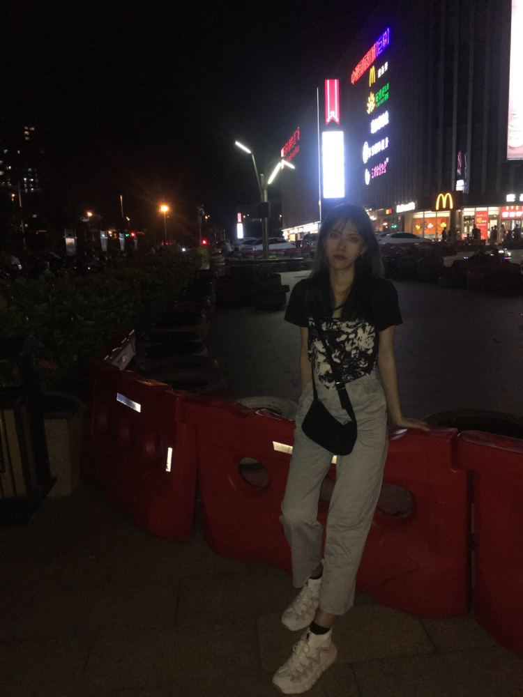 妮妮-海南省·海口市·美兰区-抖音-我是一名在校大学生，身高162，体重48kg，会p图，会化妆，会尽力去完成每一件事