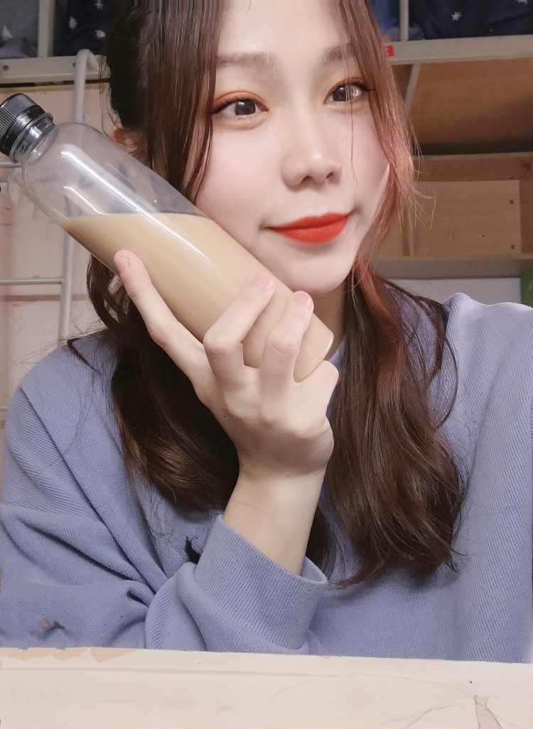 Bbbb-广东省·广州市·花都区-抖音 微博 ***-本人是正宗广东妹子 
年龄21 身高159 体重47kg 
性格活泼开朗 很爱笑  挺自信的 较能说会道
目前是名大三学生 平日有较多空余时间
之前当过一些活动的主持人也当过礼仪小姐
现在想当名模特 