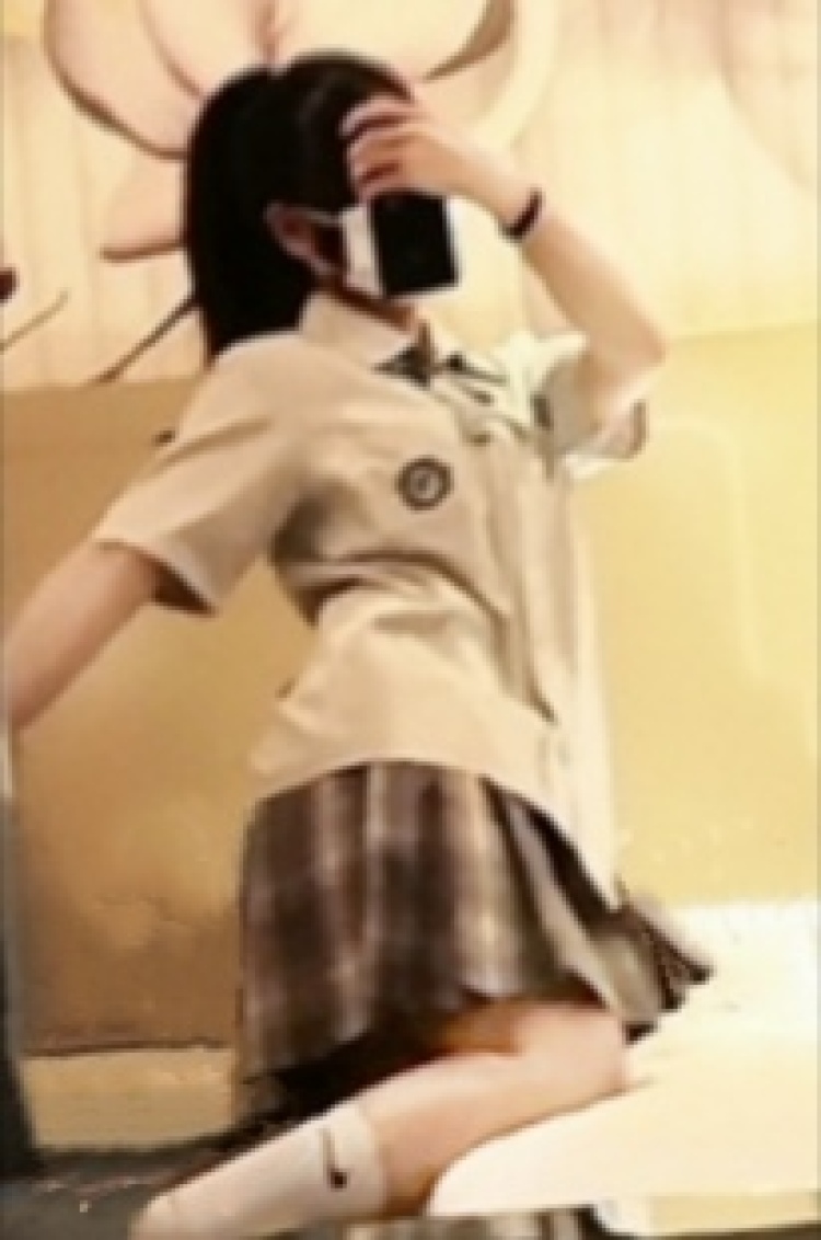 Bbbb-广东省·广州市·花都区-抖音 微博 ***-本人是正宗广东妹子 
年龄21 身高159 体重47kg 
性格活泼开朗 很爱笑  挺自信的 较能说会道
目前是名大三学生 平日有较多空余时间
之前当过一些活动的主持人也当过礼仪小姐
现在想当名模特 