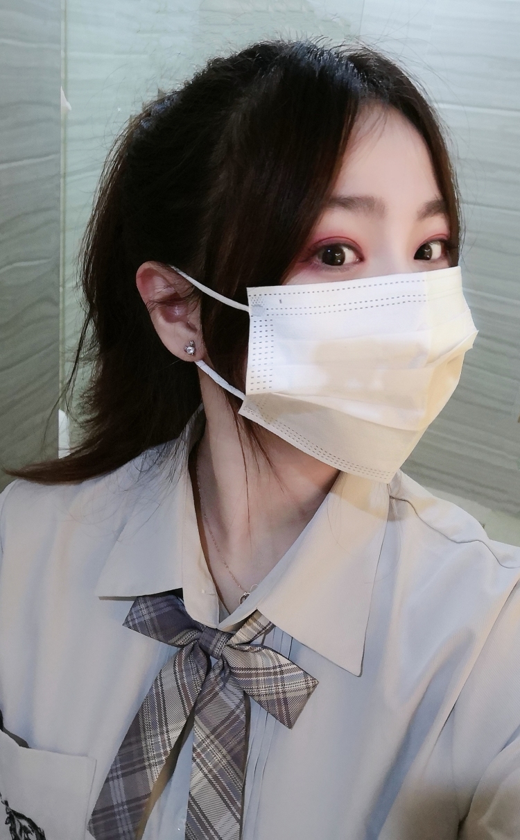Bbbb-广东省·广州市·花都区-抖音 微博 ***-本人是正宗广东妹子 
年龄21 身高159 体重47kg 
性格活泼开朗 很爱笑  挺自信的 较能说会道
目前是名大三学生 平日有较多空余时间
之前当过一些活动的主持人也当过礼仪小姐
现在想当名模特 