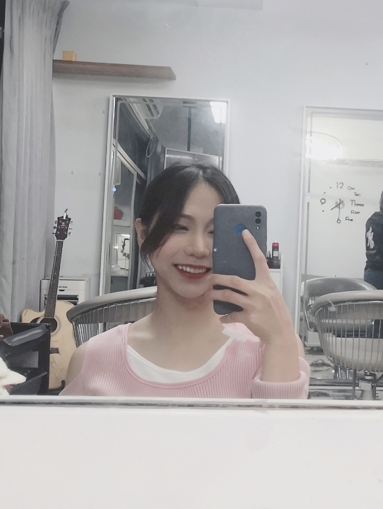 Bbbb-广东省·广州市·花都区-抖音 微博 ***-本人是正宗广东妹子
年龄21 身高159 体重47kg
性格活泼开朗 很爱笑 挺自信的 较能说会道
目前是名大三学生 平日有较多空余时间
之前当过一些活动的主持人也当过礼仪小姐
现在想当名模特