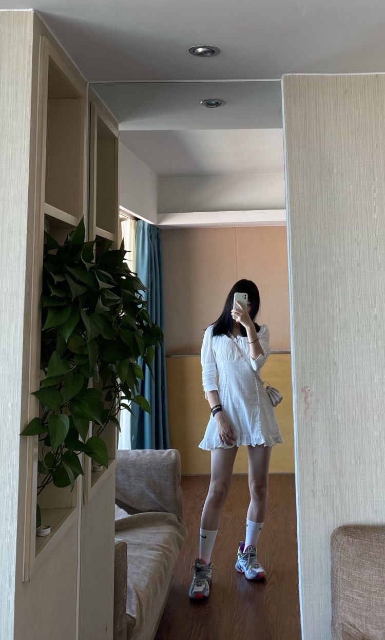 Lili-山东省·青岛市·黄岛区-微博 抖音-白领一枚，可接买家秀，产品试用，会跳舞，可接探店打卡，热爱美食和舞蹈，衣品好。