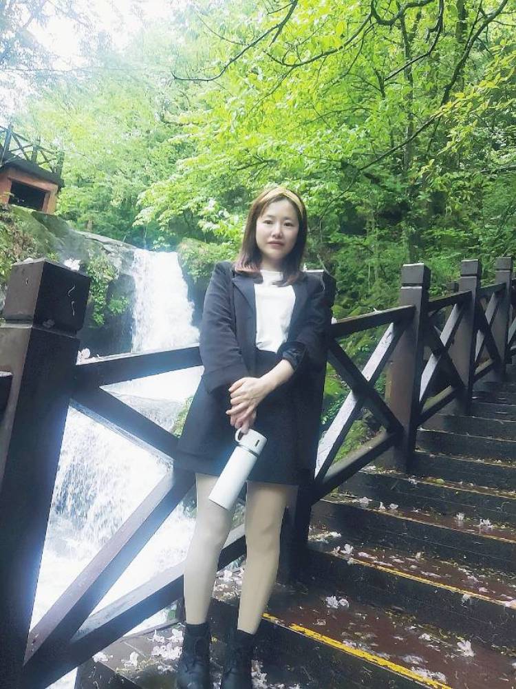 西瓜🍉 草莓🍓-湖南省·湘潭市·雨湖区--身高155，体重48公斤，属于梨型身材，喜欢护肤关注护肤有关的一切内容，想接一些寄拍，如服装，鞋子，饰品，吃的都可，试用评测也可以。