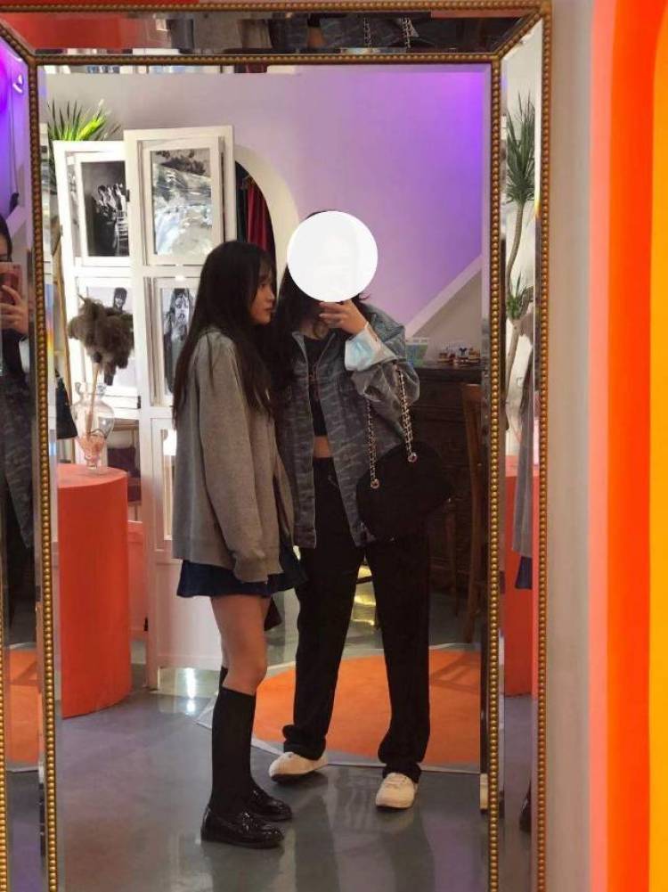 floveuuu-江苏省·苏州市·姑苏区--普通女大学生，想利用业余时间接寄拍， 158 94 有马甲线锁骨，想拍买家秀之类 种草试用这种。
