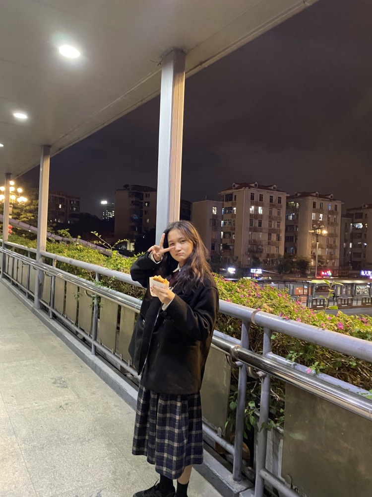 鱼鱼-广东省·广州市·花都区-微博/***-可接寄拍：衣服、首饰、鞋袜、帽子…/也可测评。
会绘画，视觉传达设计专业。
身高163体重98，会穿搭爱搭配会摄影。
常玩微博***。