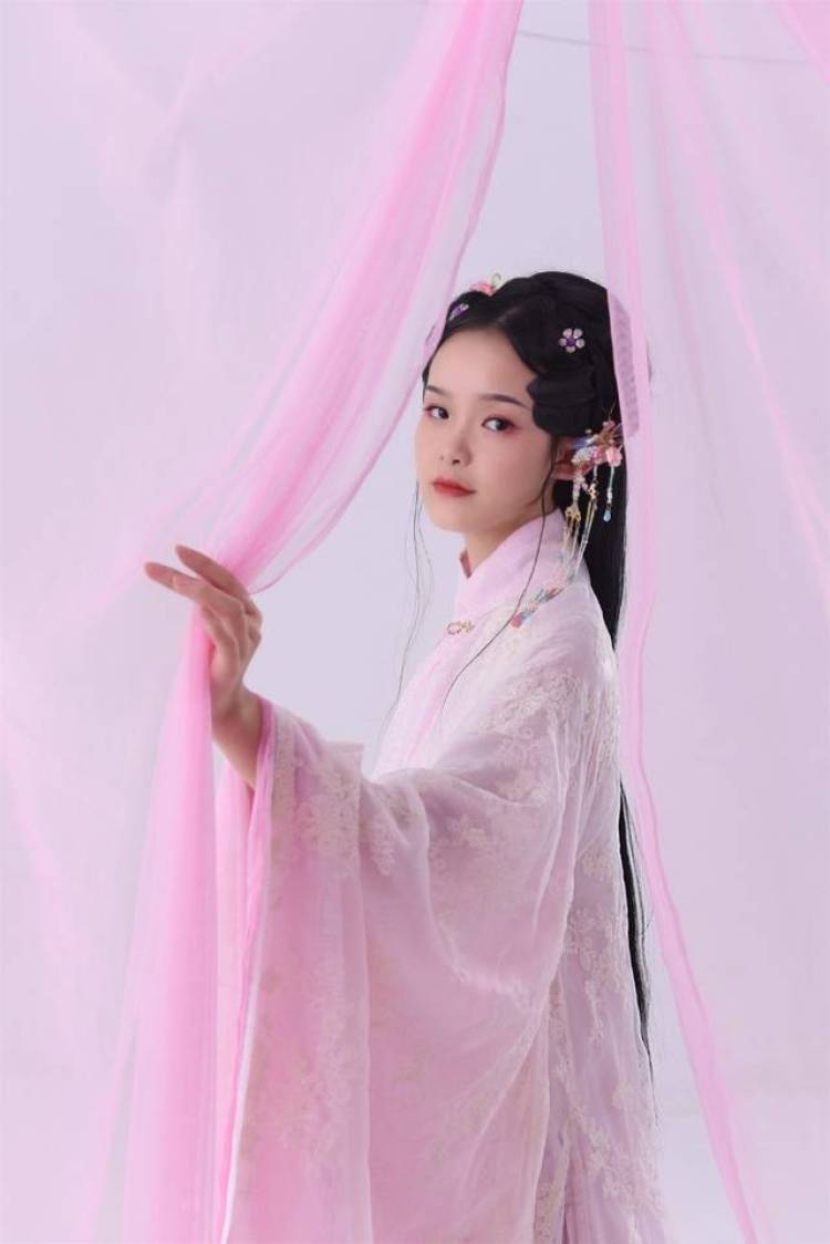 🧚-湖南省·长沙市·岳麓区-抖音 *** 快手-19岁 身高164体重92 爱拍照 会p图 长相甜美 各种衣服裙子的风格都能尝试 买家秀寄拍接单