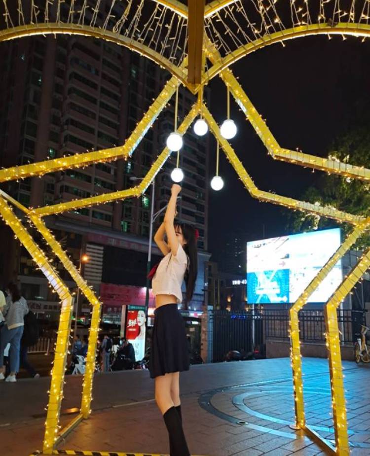 🧚-湖南省·长沙市·岳麓区-抖音 *** 快手-19岁 身高164体重92  爱拍照 会p图 长相甜美 各种衣服裙子的风格都能尝试 买家秀寄拍接单