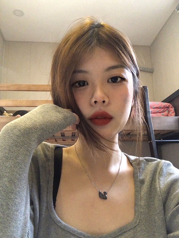 Roxy-北京市·北京市·海淀区--身高165体重98会拍照 抖音有粉丝 拍过vlog 18岁 风格多变 可原相机不p直接出原图